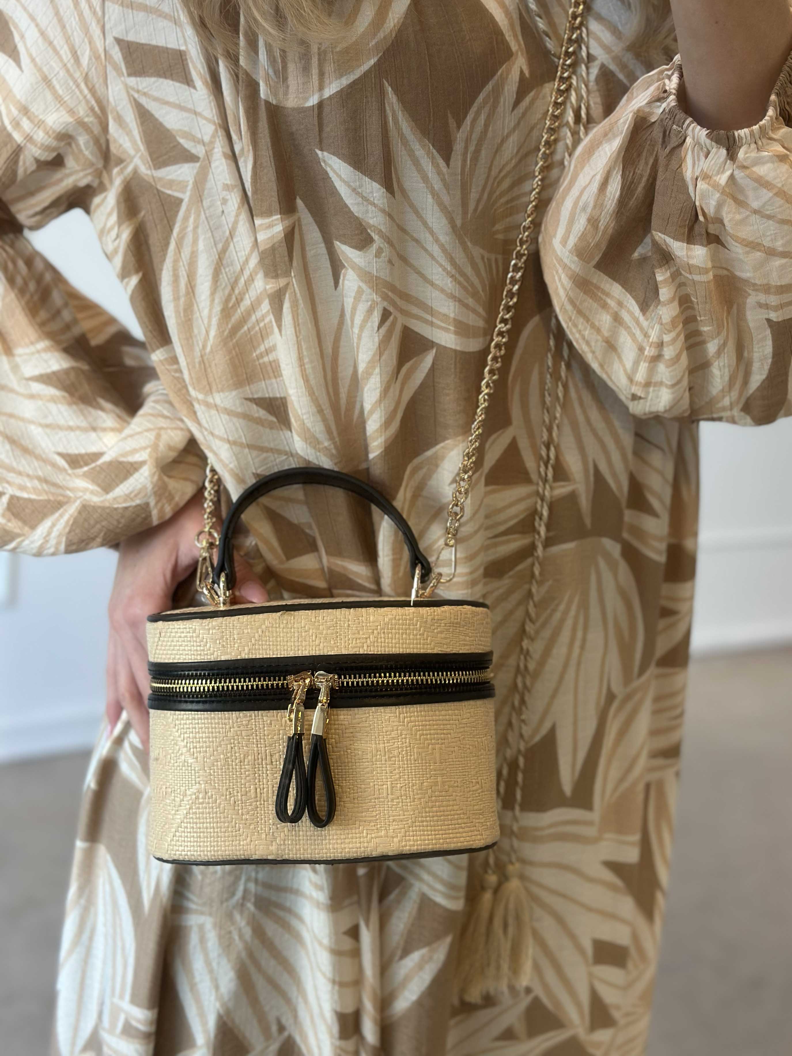 Ana - Sød håndtaske i flet med guldkæde